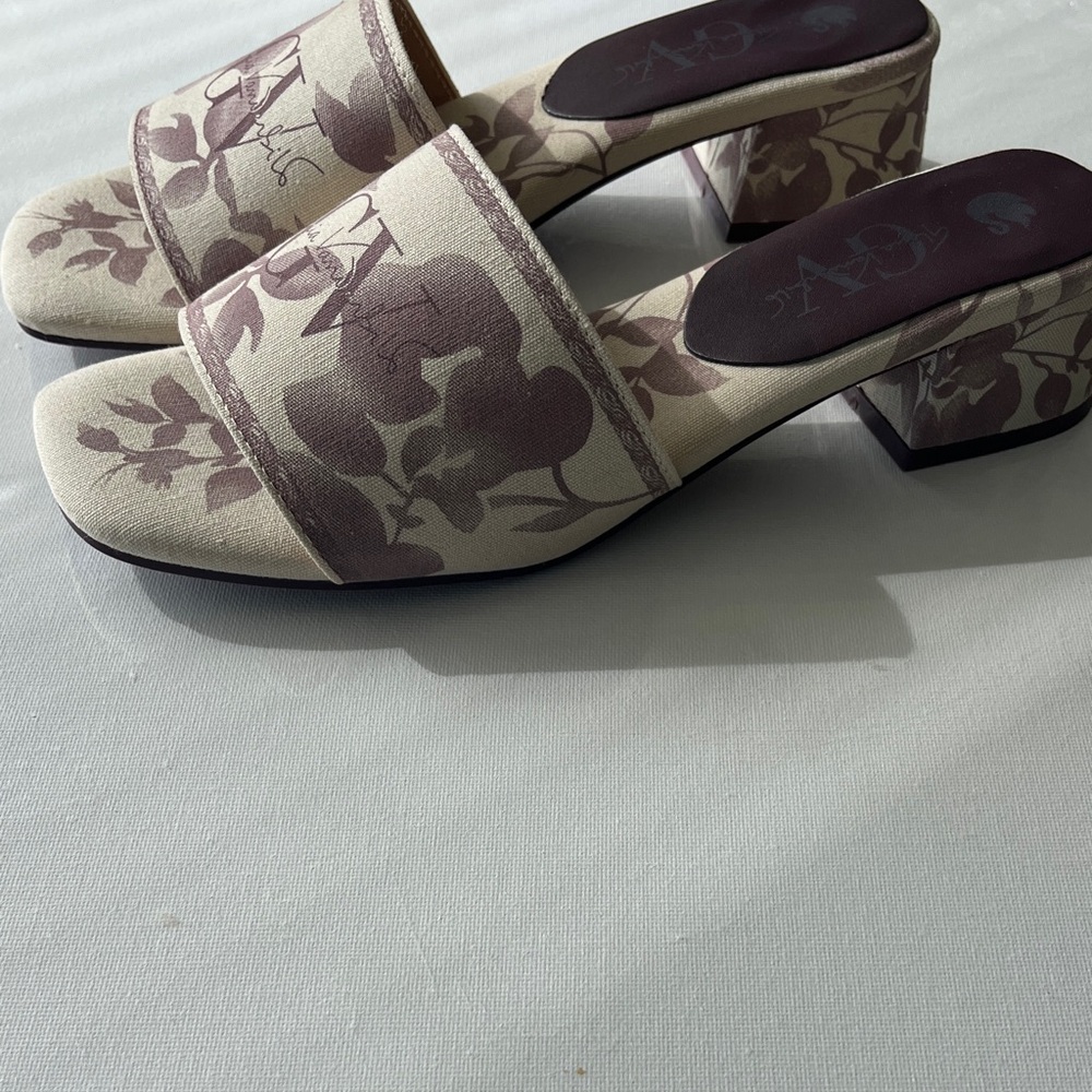 Gloria Vanderbilt Cream and purple Floral Mules